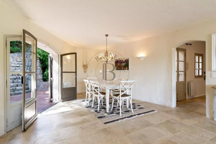 PROCHE MOUGINS - DOMAINE DE CASTELLARAS - AU CALME