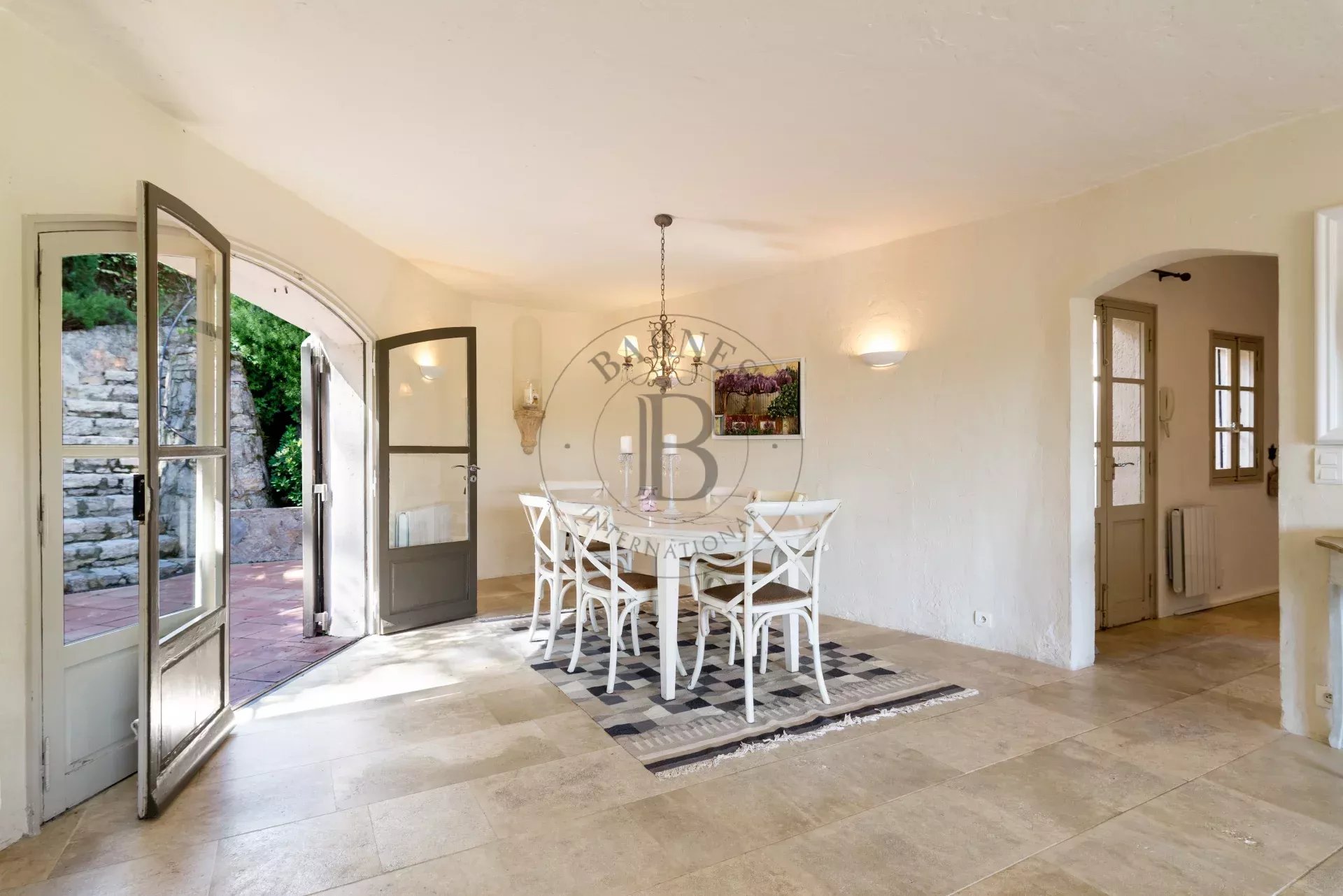 PROCHE MOUGINS - DOMAINE DE CASTELLARAS - AU CALME
