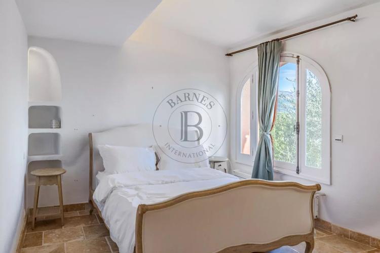 PROCHE MOUGINS –VILLA D’ARCHITECTE COUËLLE – DOMAINE DE CASTELLARAS LE VIEUX