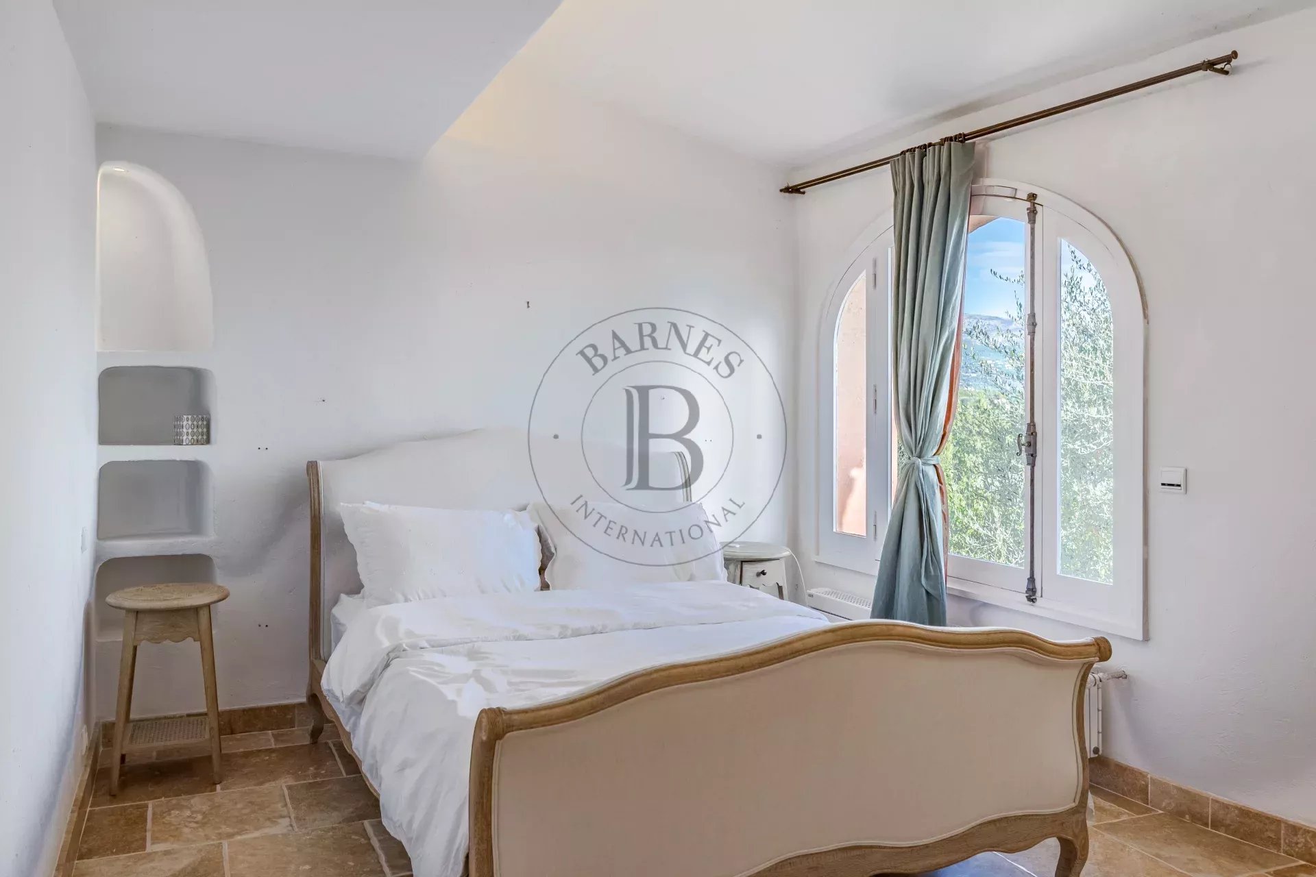 PROCHE MOUGINS –VILLA D’ARCHITECTE COUËLLE – DOMAINE DE CASTELLARAS LE VIEUX