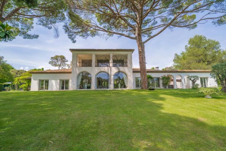 MOUGINS – VILLA AVEC PISCINE LAGON - PISCINE INTÉRIEURE ET TENNIS