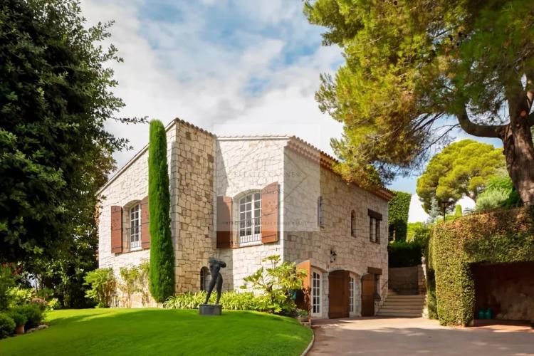 ANTIBES Élégante maison en pierre rénovée – Charme provençal proche plage