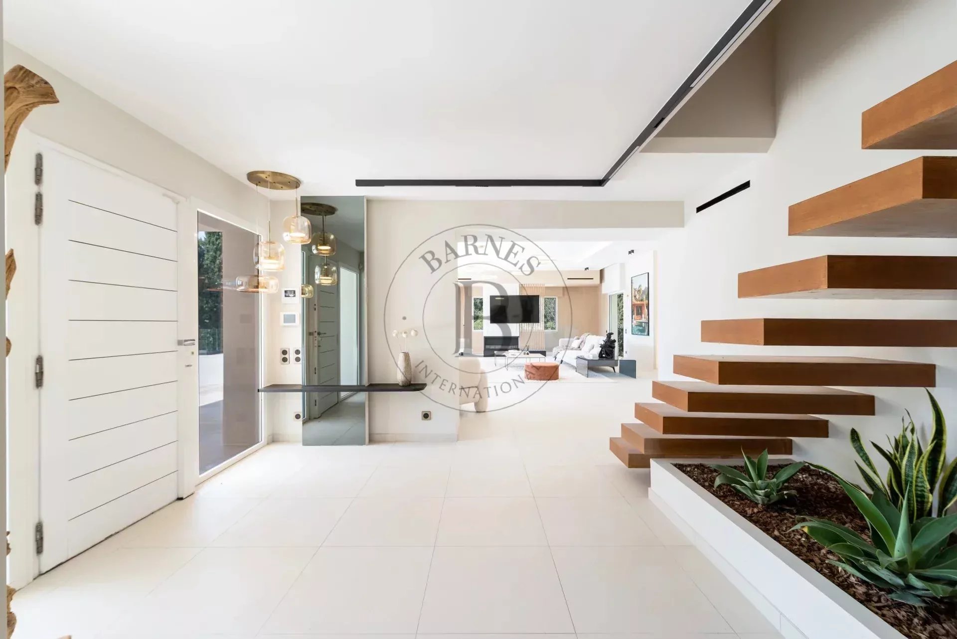MOUGINS – VILLA RÉNOVÉE AU CALME AVEC VUE PANORAMIQUE – À PIED DES COMMERCES