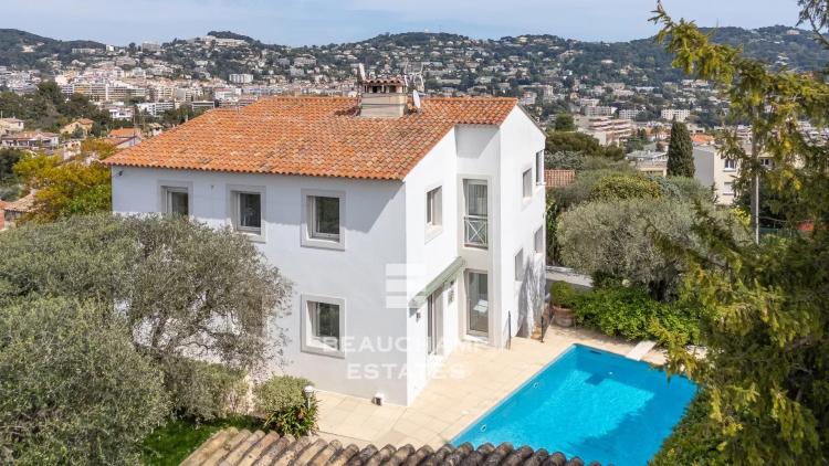 Villa contemporaine avec jardin et piscine au centre-ville