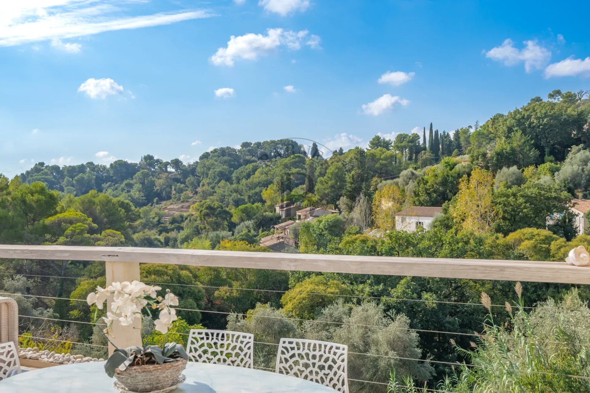 MOUGINS - VAL DE MOUGINS - AU CALME - A PROXIMITE DES COMMERCES