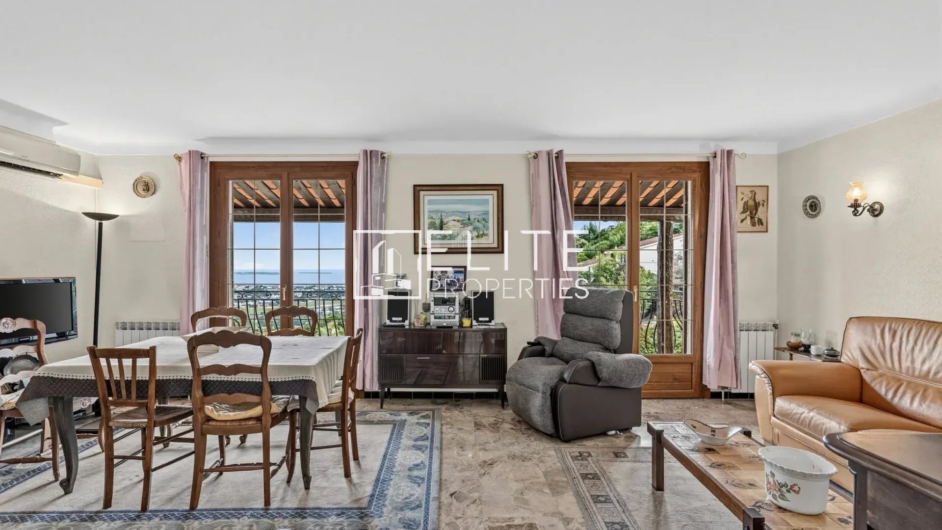 MANDELIEU-LA-NAPOULE (CAPITOU) : Maison à rénover, 110 m² habitables, vue panoramique mer et collines, terrain de 1700m²