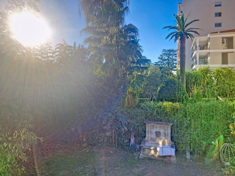 CANNES BAS ST NICOLAS - STUDIO MEUBLÉ AVEC MEZZANINE - AU CALME
