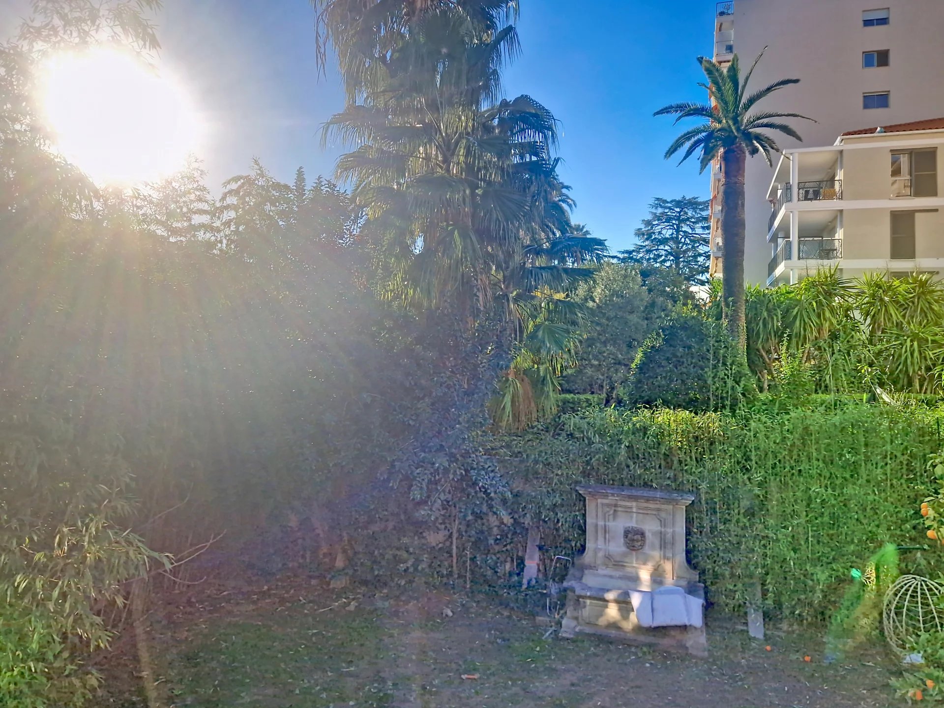 CANNES BAS ST NICOLAS - STUDIO MEUBLÉ AVEC MEZZANINE - AU CALME