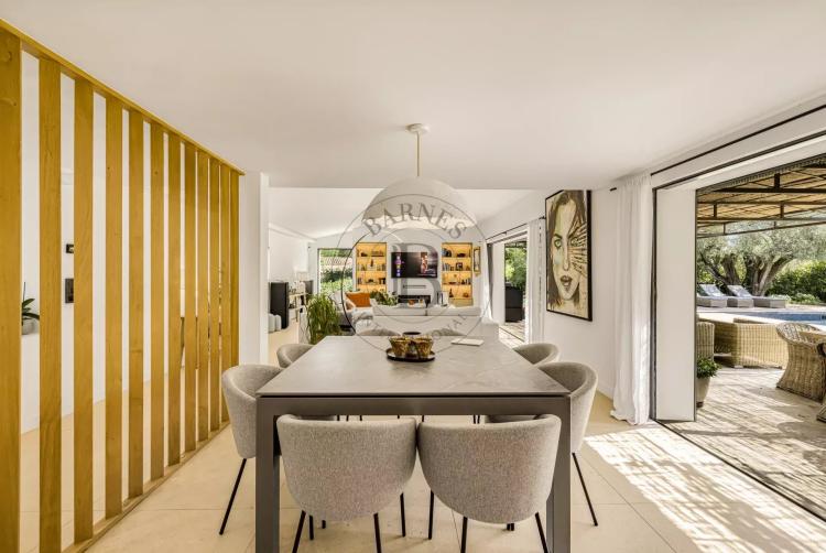 MOUGINS - VILLA RECEMMENT RENOVEE DANS UN DOMAINE CONFIDENTIEL