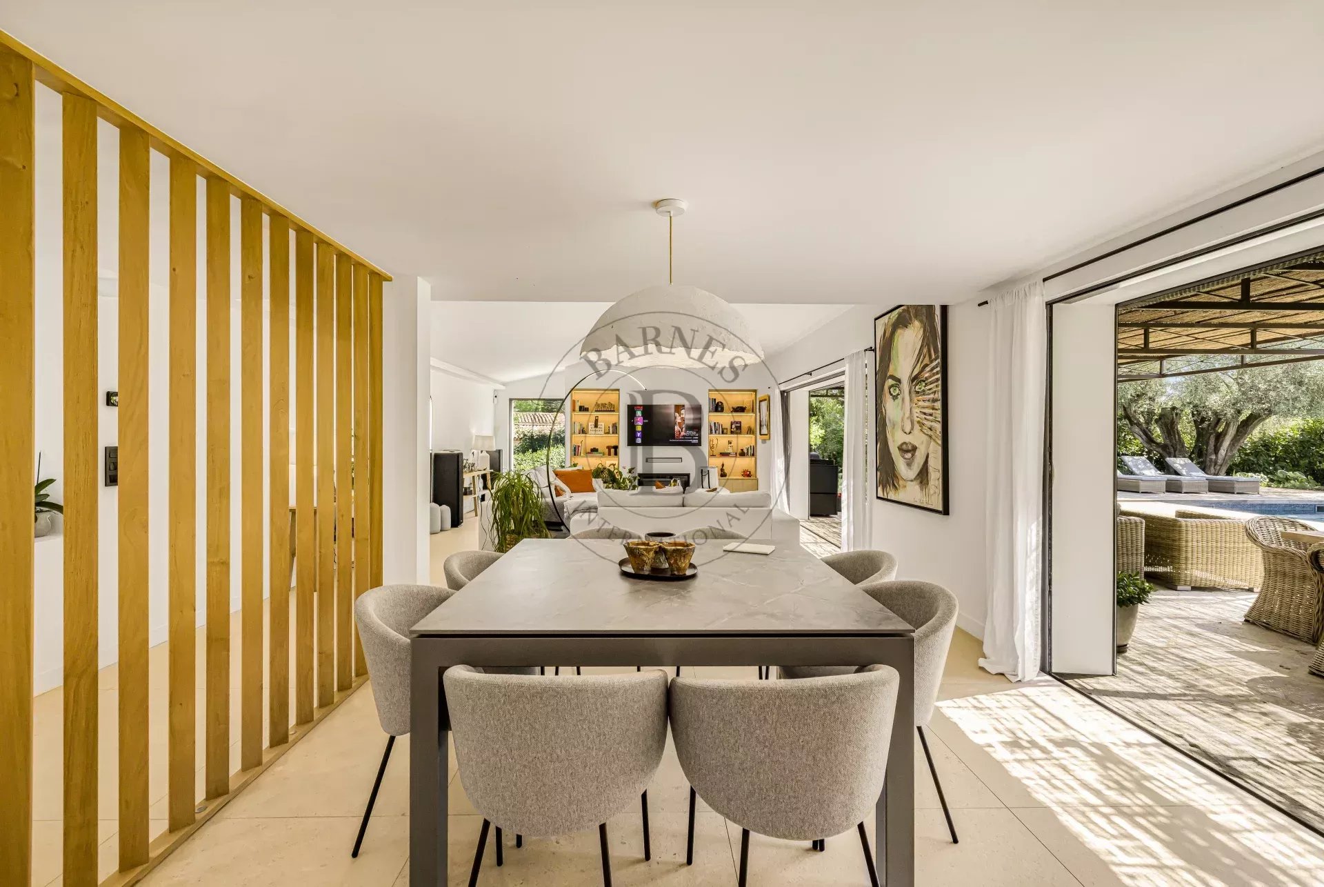 MOUGINS - VILLA RECEMMENT RENOVEE DANS UN DOMAINE CONFIDENTIEL