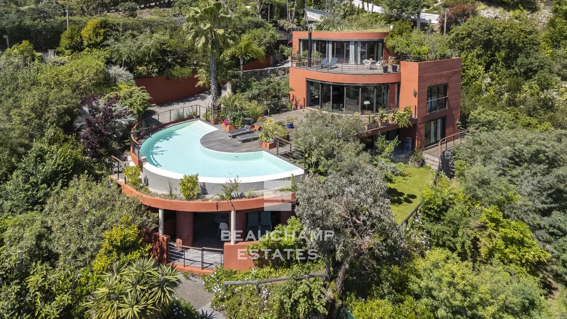 Rare villa d’architecte 5 chambres vue mer quartier du Capitou à Mandelieu