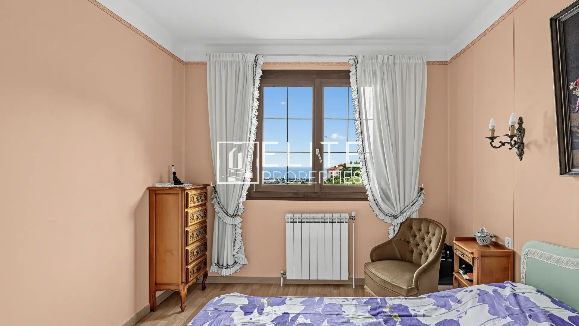 MANDELIEU-LA-NAPOULE (CAPITOU) : Maison à rénover, 110 m² habitables, vue panoramique mer et collines, terrain de 1700m²