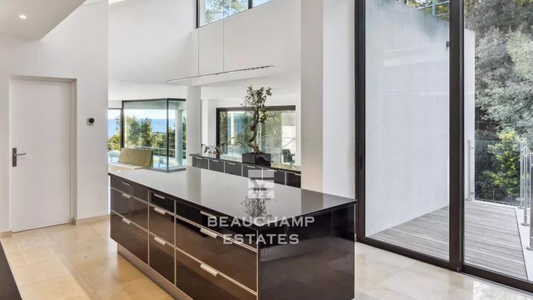 Villa contemporaine - vue mer & volumes généreux – Cannes