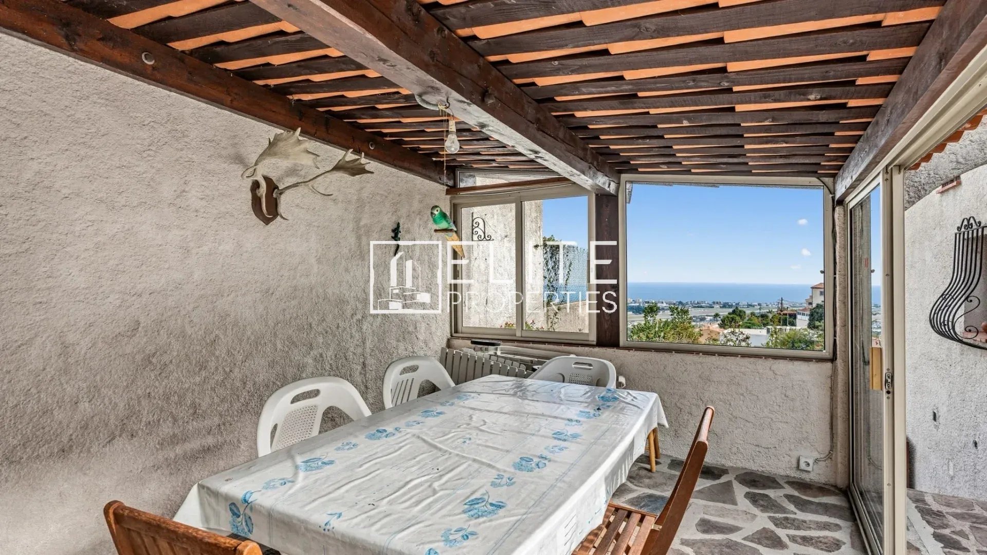 MANDELIEU-LA-NAPOULE (CAPITOU) : Maison à rénover, 110 m² habitables, vue panoramique mer et collines, terrain de 1700m²