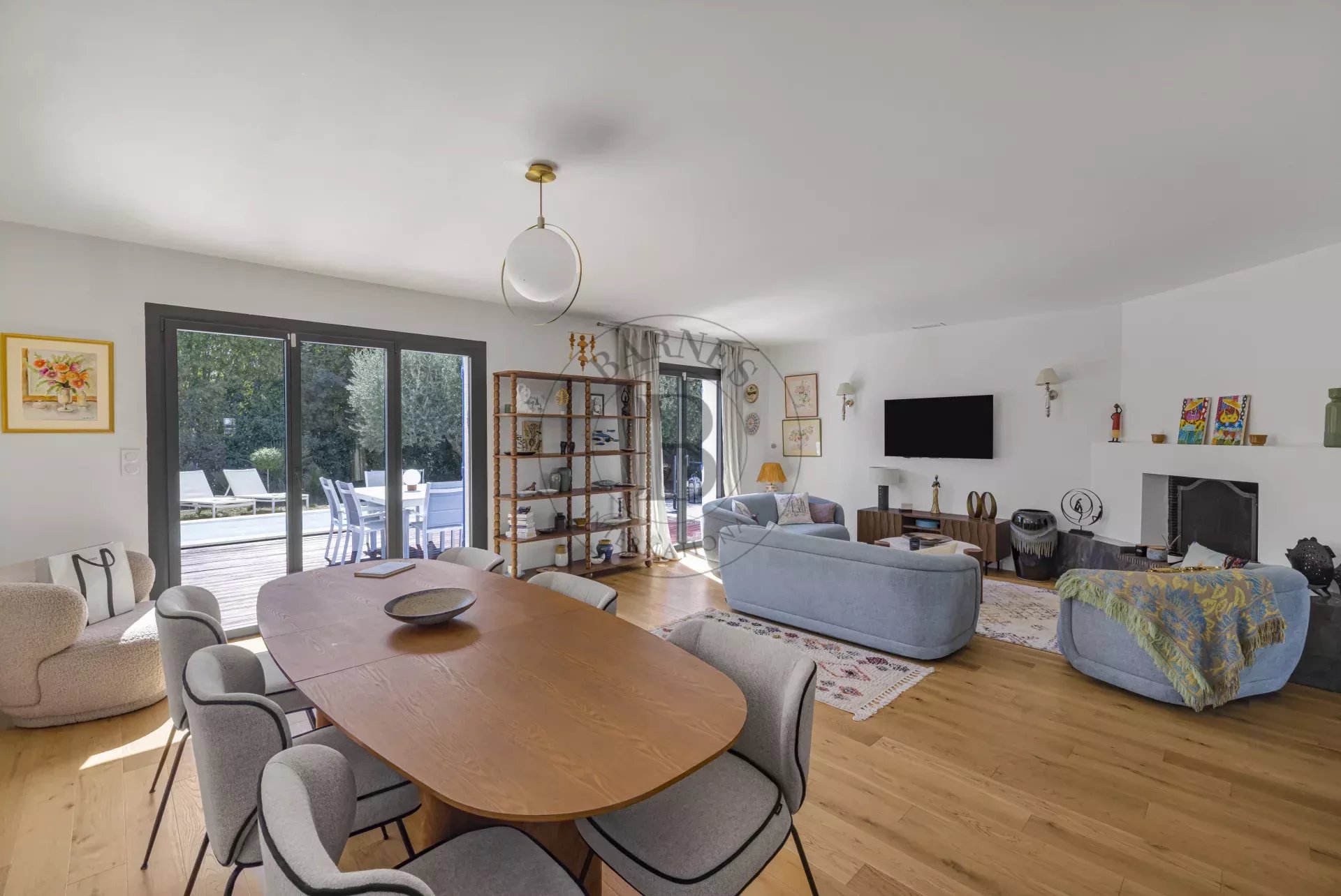 MOUGINS - VILLA DE PLAIN-PIED RENOVEE - PISCINE