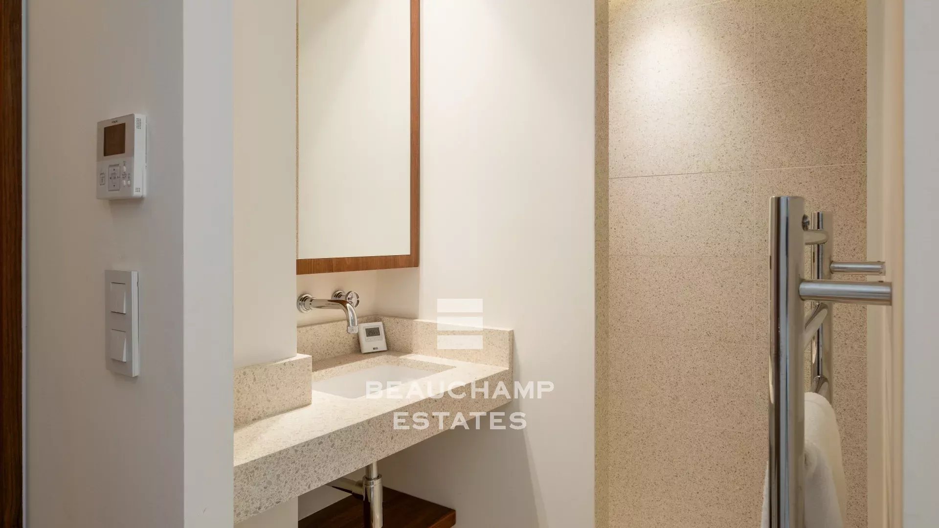 Vue mer & adresse d’exception – Appartement rénové, Cannes Croisette, 3 chambres, terrasse sur les jardins