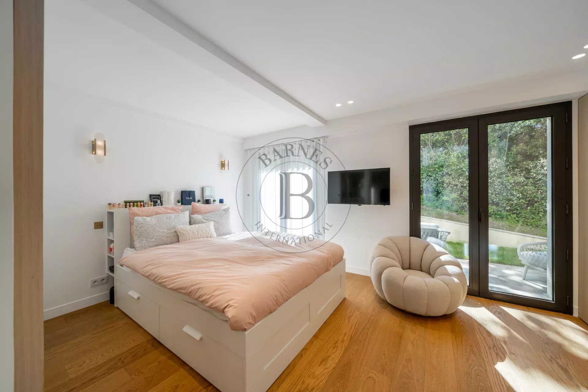 MOUGINS - VILLA MODERNE - VUE DÉGAGÉE