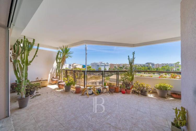 CANNES PALM BEACH – APPARTEMENT 3 PIÈCES – APERÇU MER - GARAGE