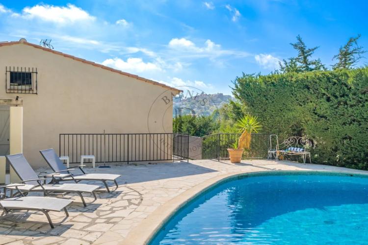 MOUGINS - VILLA - 5 CHAMBRES EN SUITE - DOMAINE SECURISE