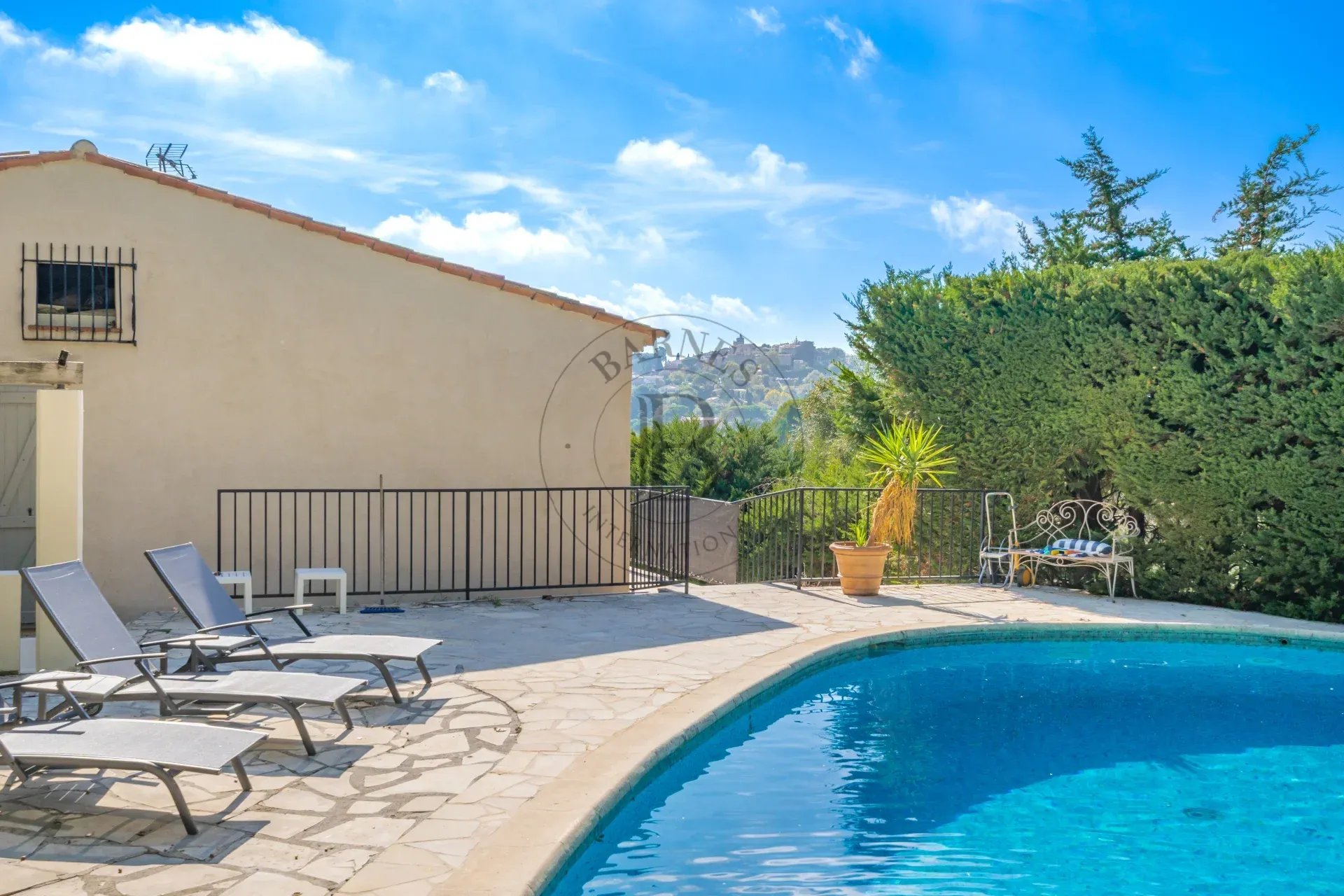 MOUGINS - VILLA - 5 CHAMBRES EN SUITE - DOMAINE SECURISE