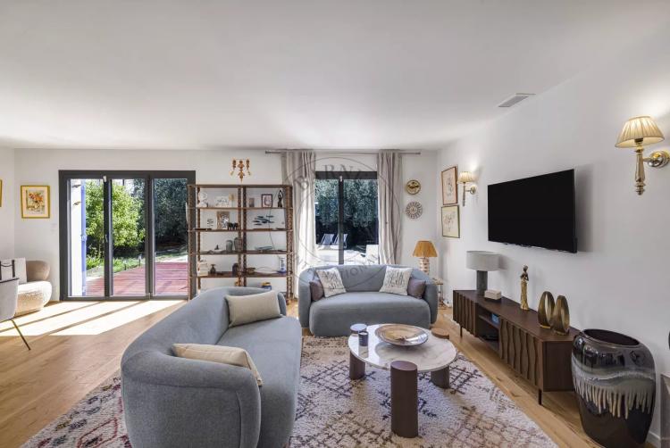 MOUGINS - VILLA DE PLAIN-PIED RENOVEE - PISCINE