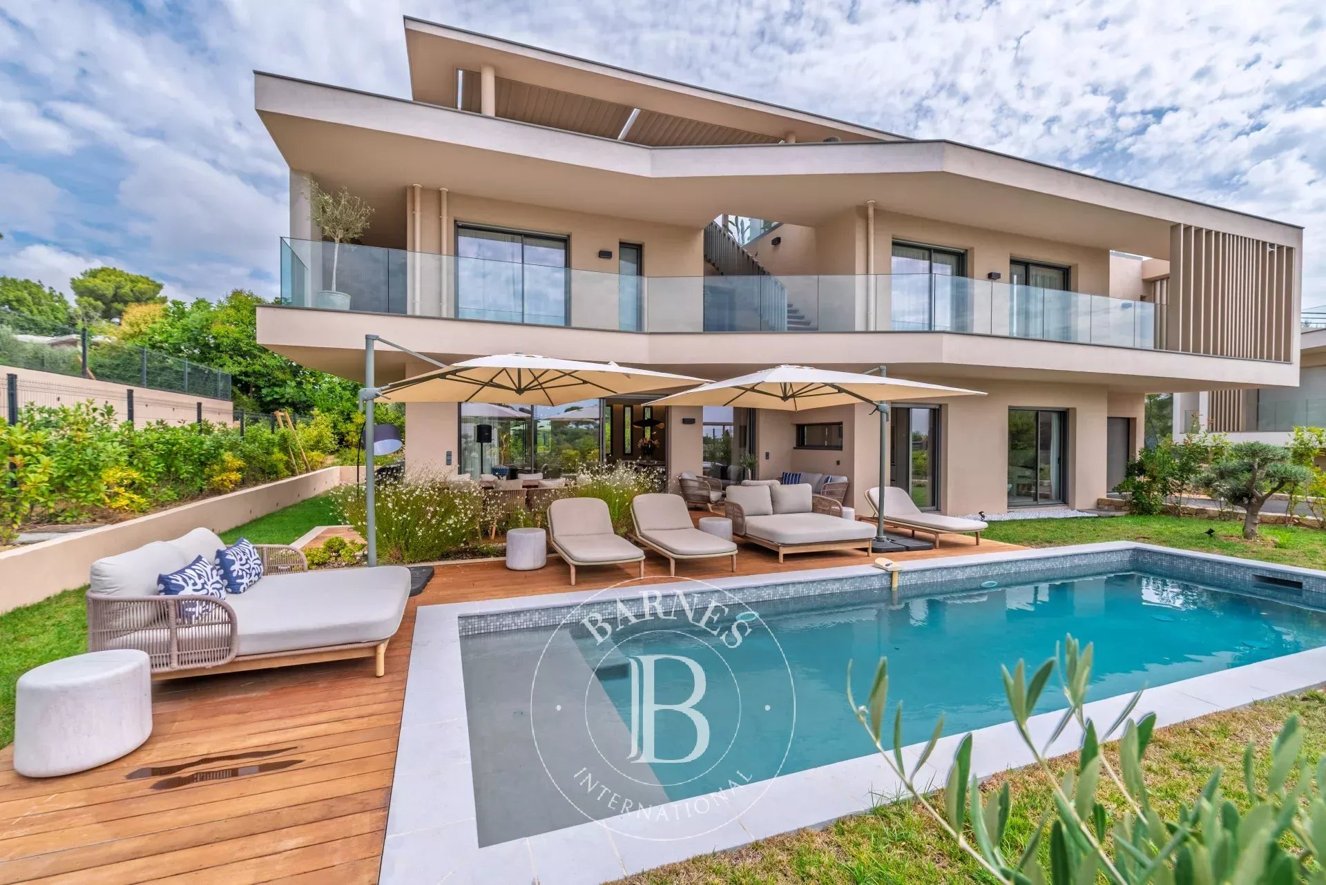 MOUGINS – VILLA CONTEMPORAINE – 5 CHAMBRES – VUE PANORAMIQUE