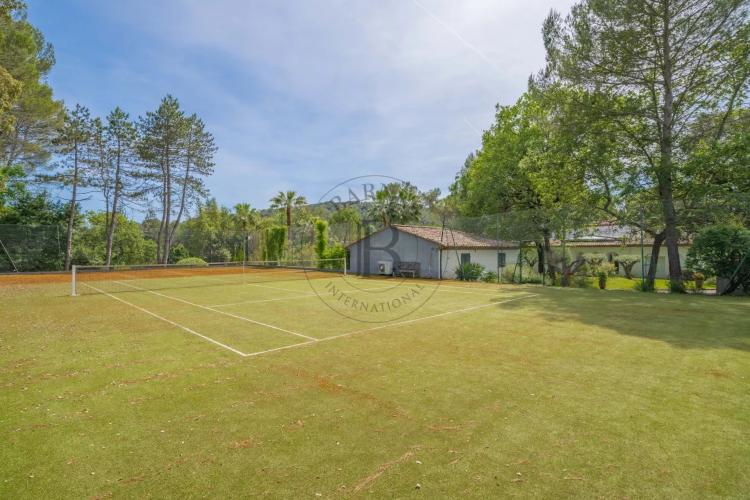 MOUGINS – VILLA AVEC PISCINE LAGON - PISCINE INTÉRIEURE ET TENNIS