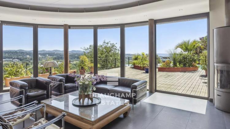 Rare villa d’architecte 5 chambres vue mer quartier du Capitou à Mandelieu