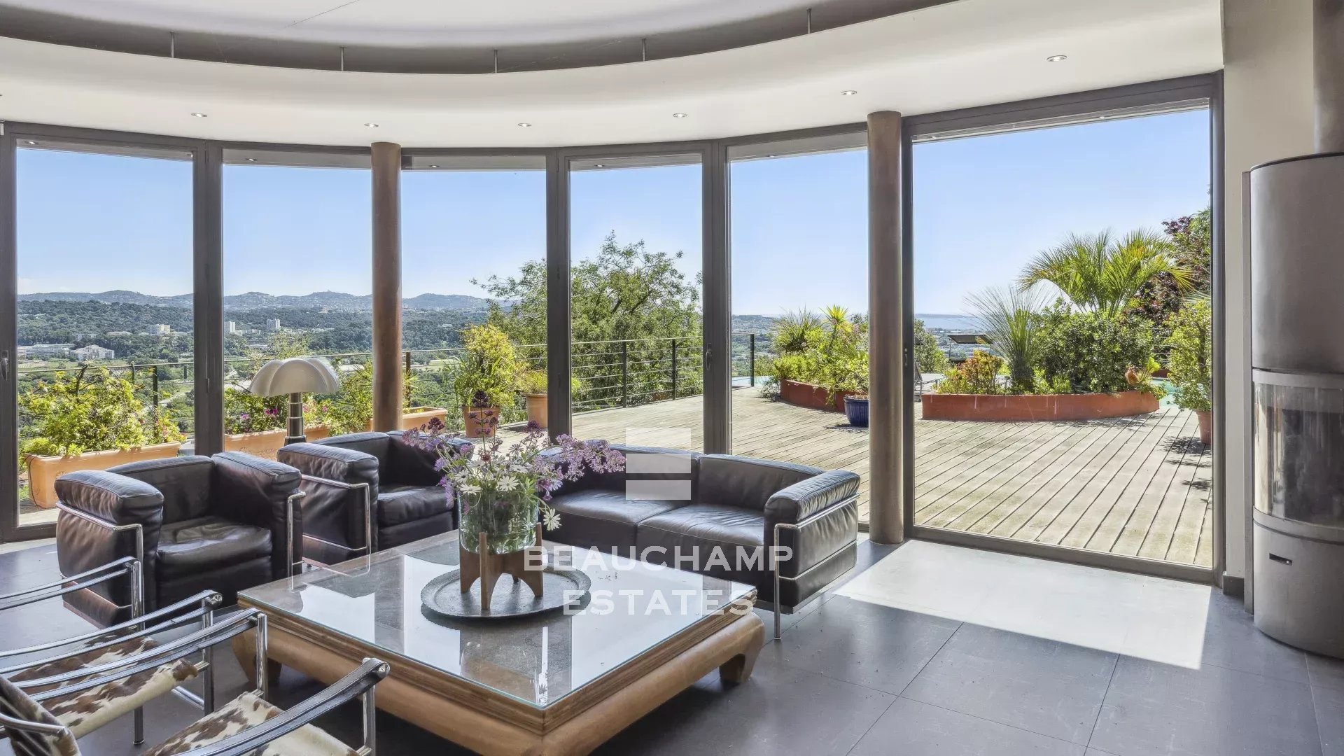 Rare villa d’architecte 5 chambres vue mer quartier du Capitou à Mandelieu