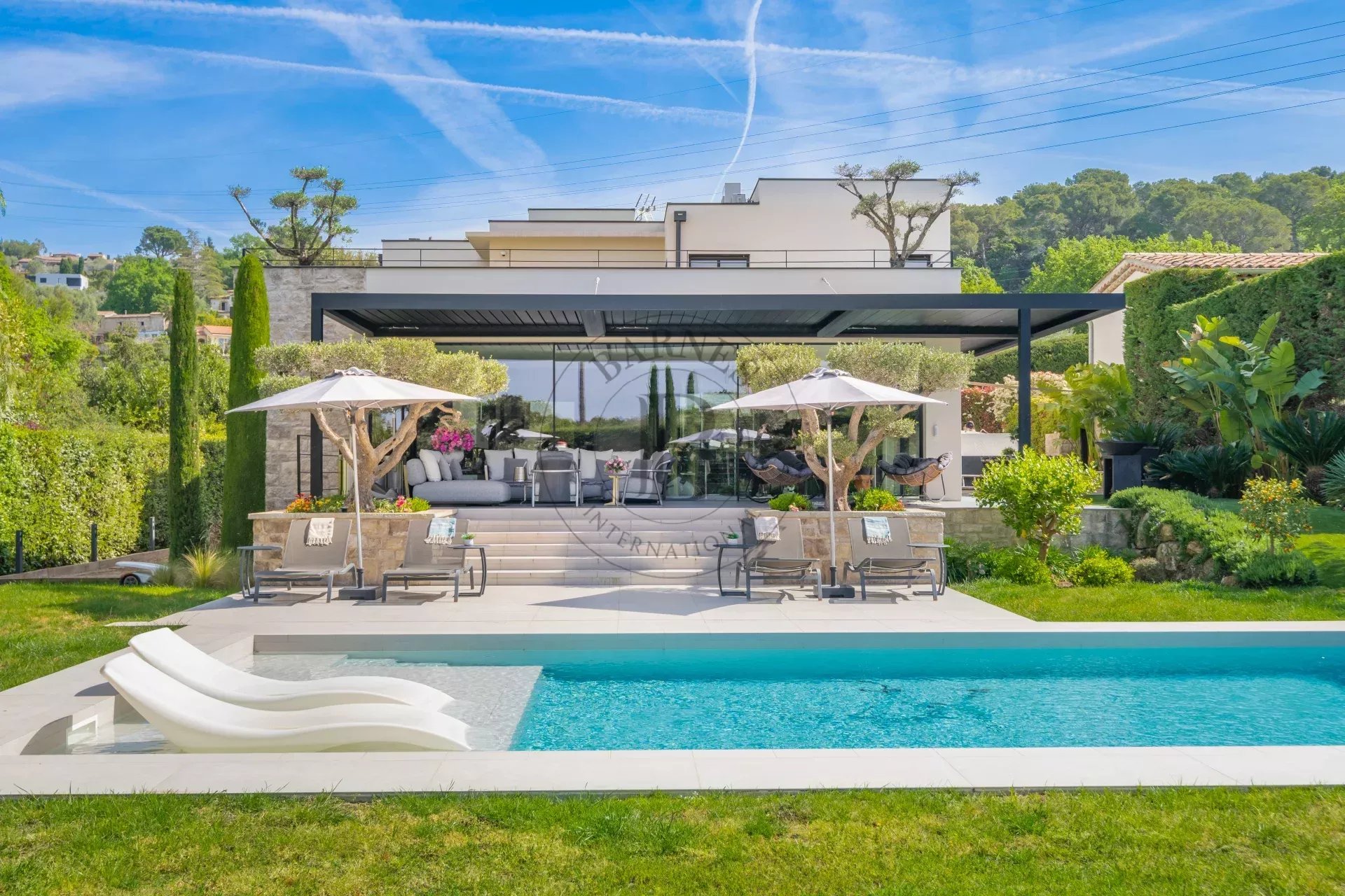 MOUGINS – SUPERBE VILLA MODERNE – DOMAINE FERMÉ