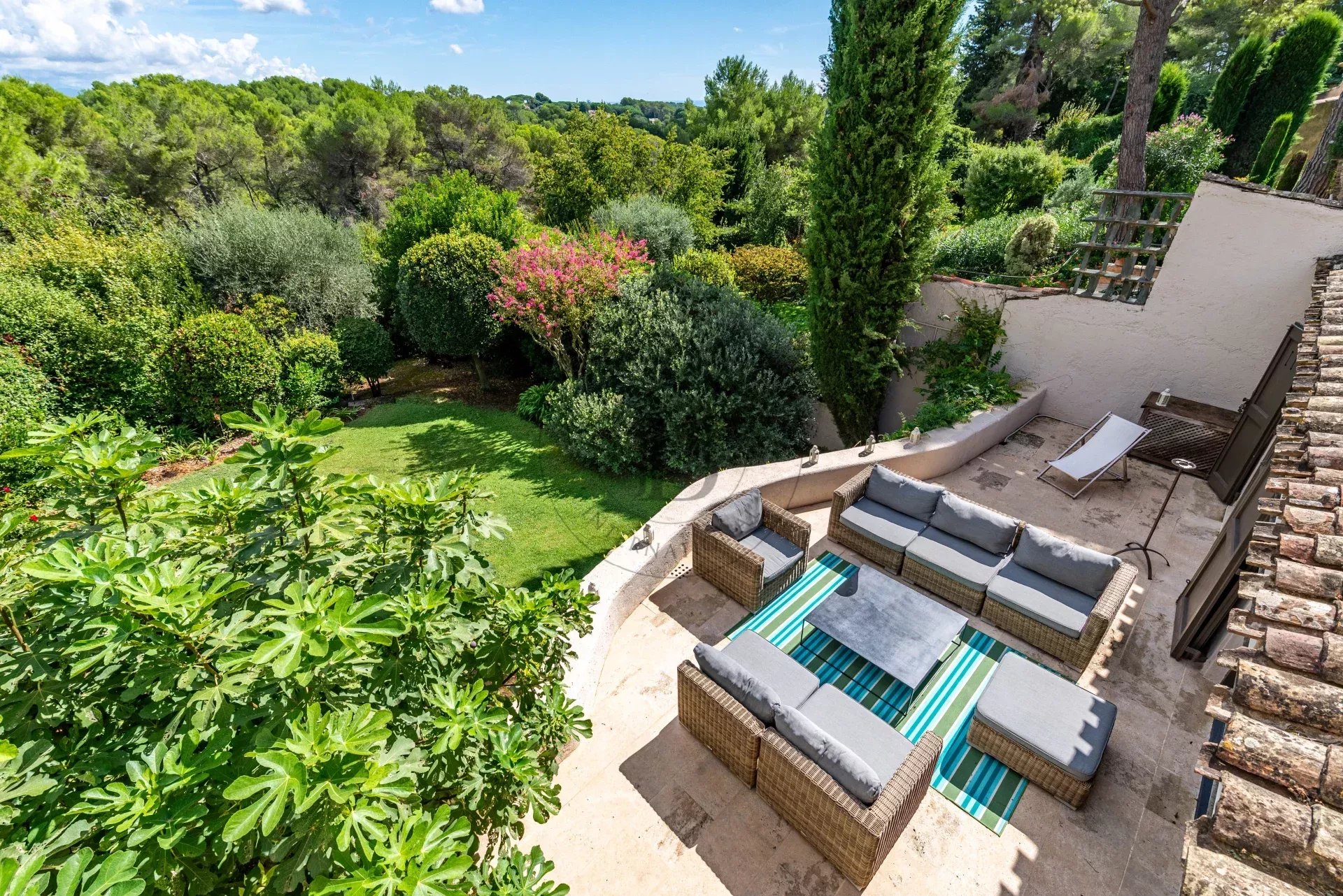PROCHE MOUGINS - DOMAINE DE CASTELLARAS - AU CALME