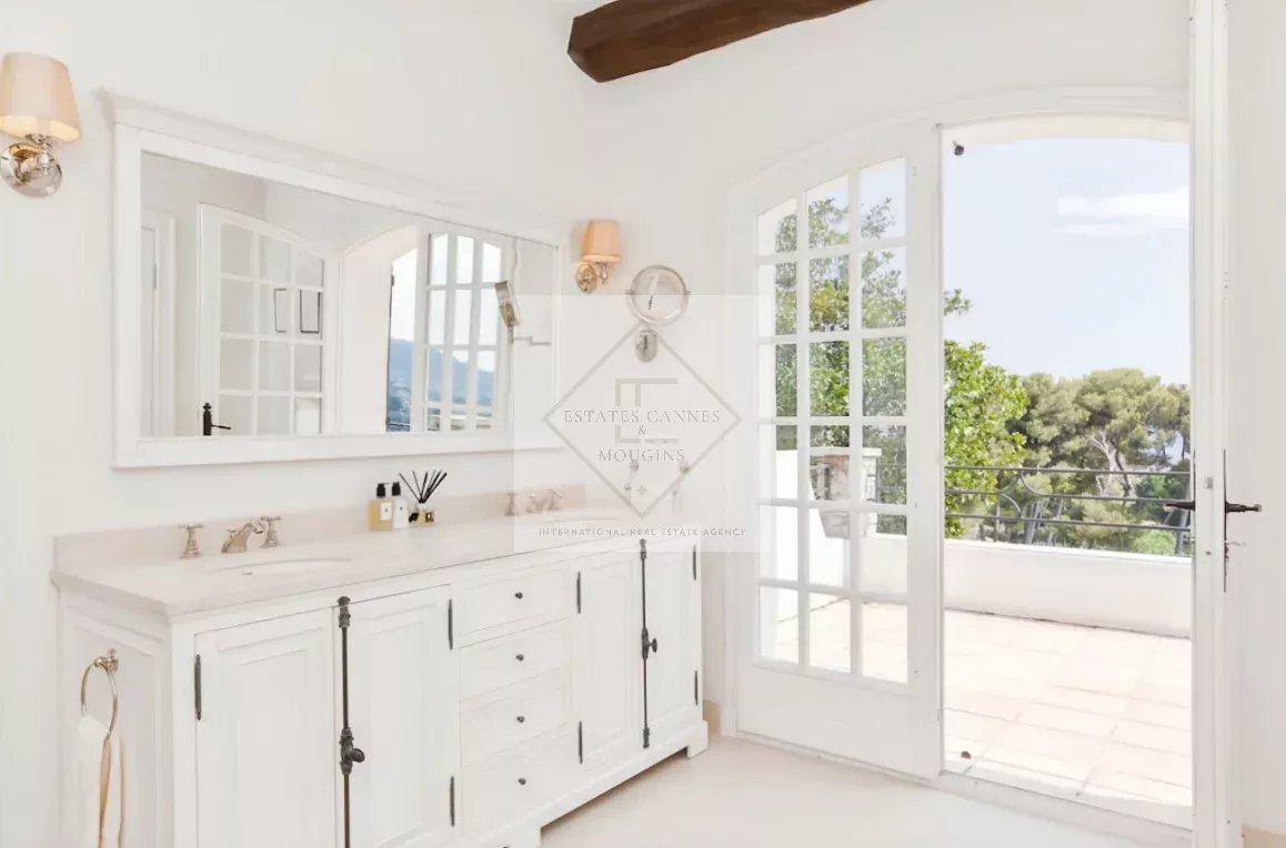 ANTIBES Élégante maison en pierre rénovée – Charme provençal proche plage