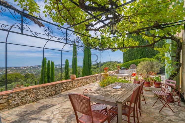 MOUGINS – VILLA EN PIERRE – VUE COLLINES ET MER