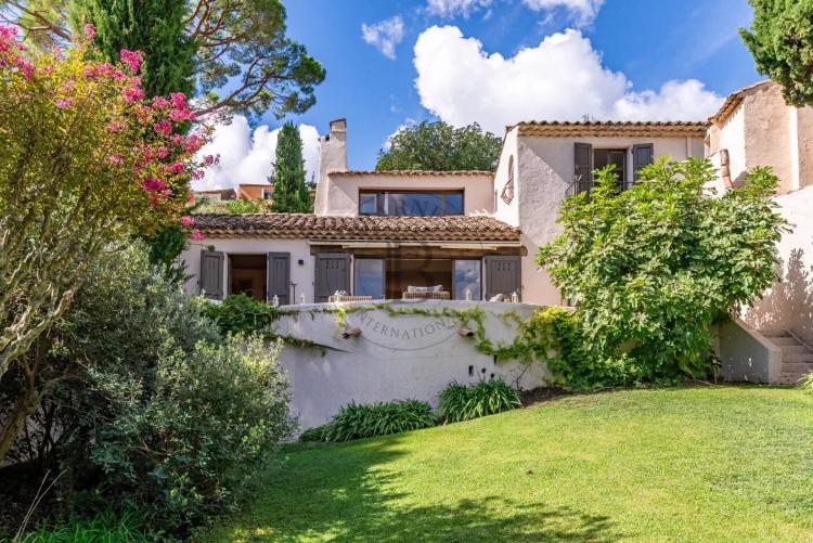 PROCHE MOUGINS - DOMAINE DE CASTELLARAS - AU CALME