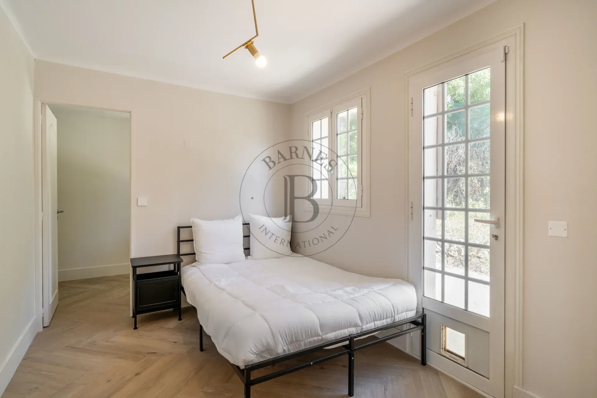 MOUGINS - VILLA - 5 CHAMBRES EN SUITE - DOMAINE SECURISE