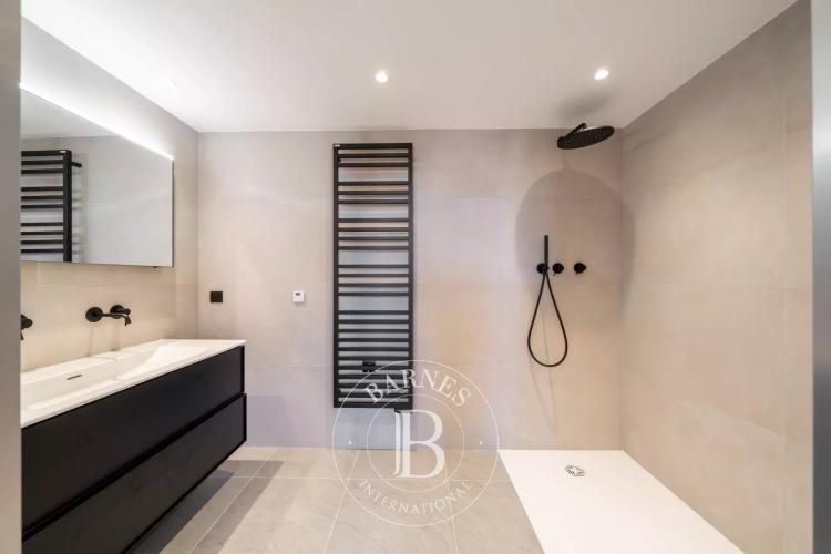EXCLUSIVITÉ - CANNES ARRIÈRE CROISETTE -  5 PIÈCES - BALCON - APERÇU MER - DERNIER ETAGE