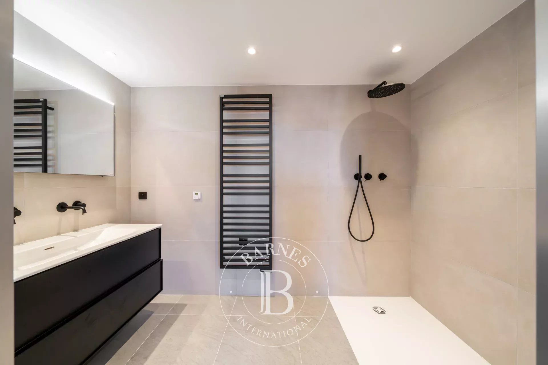 EXCLUSIVITÉ - CANNES ARRIÈRE CROISETTE -  5 PIÈCES - BALCON - APERÇU MER - DERNIER ETAGE