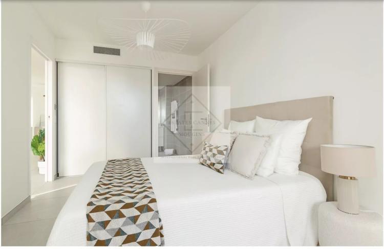 Appartement 2 pièces neuf en dernier étage — une adresse rare à deux pas de la mer, à Juan-les-Pins.