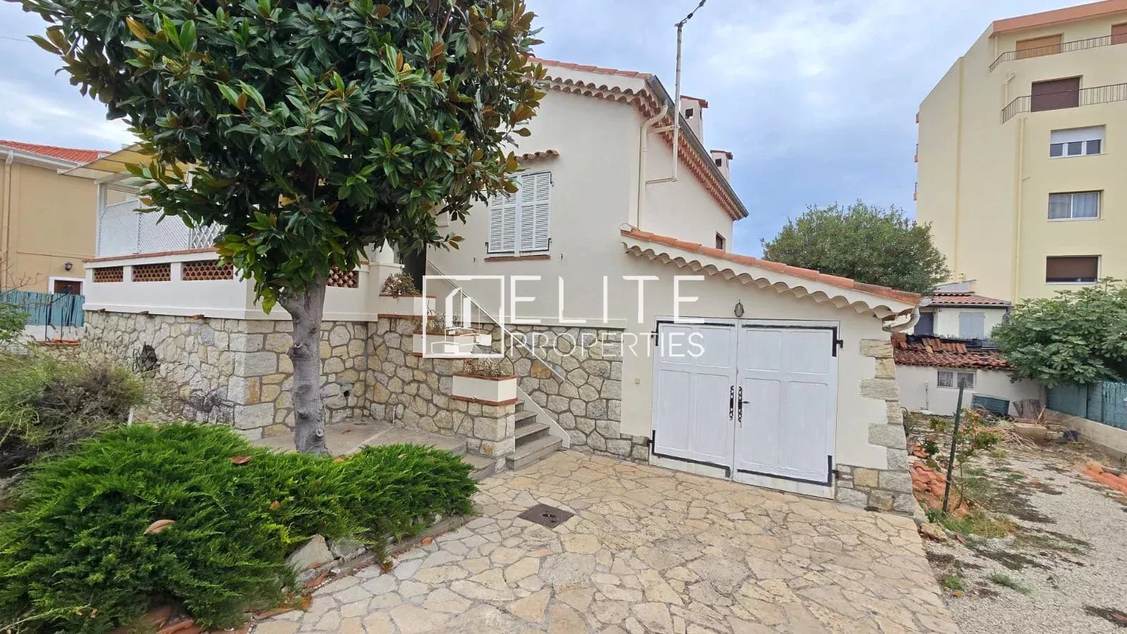 MAISON 6 PIÈCES - 2 APPARTEMENTS 3 PIÈCES + GARAGE – JUAN-LES-PINS