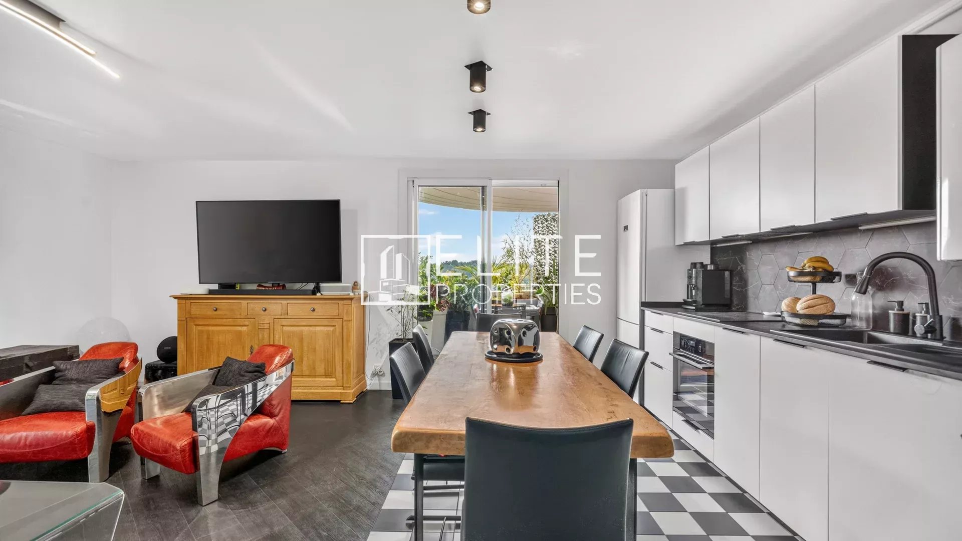 Appartement 3 pièces rénové avec terrasse — Dernier étage