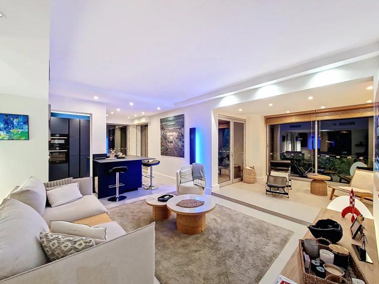 CANNES - ARRIERE CROISETTE - DERNIER ETAGE - GRANDE TERRASSE