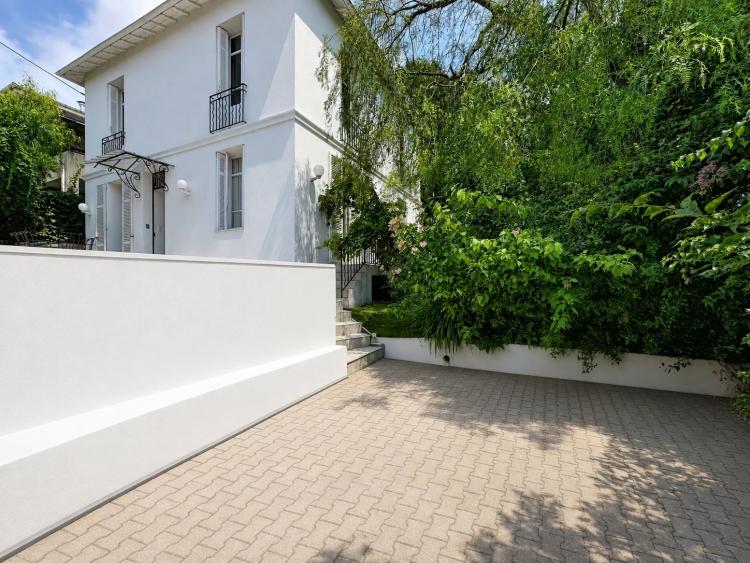 MAISON DE CHARME 180m2 CENTRE JARDIN PISCINE PARKING
