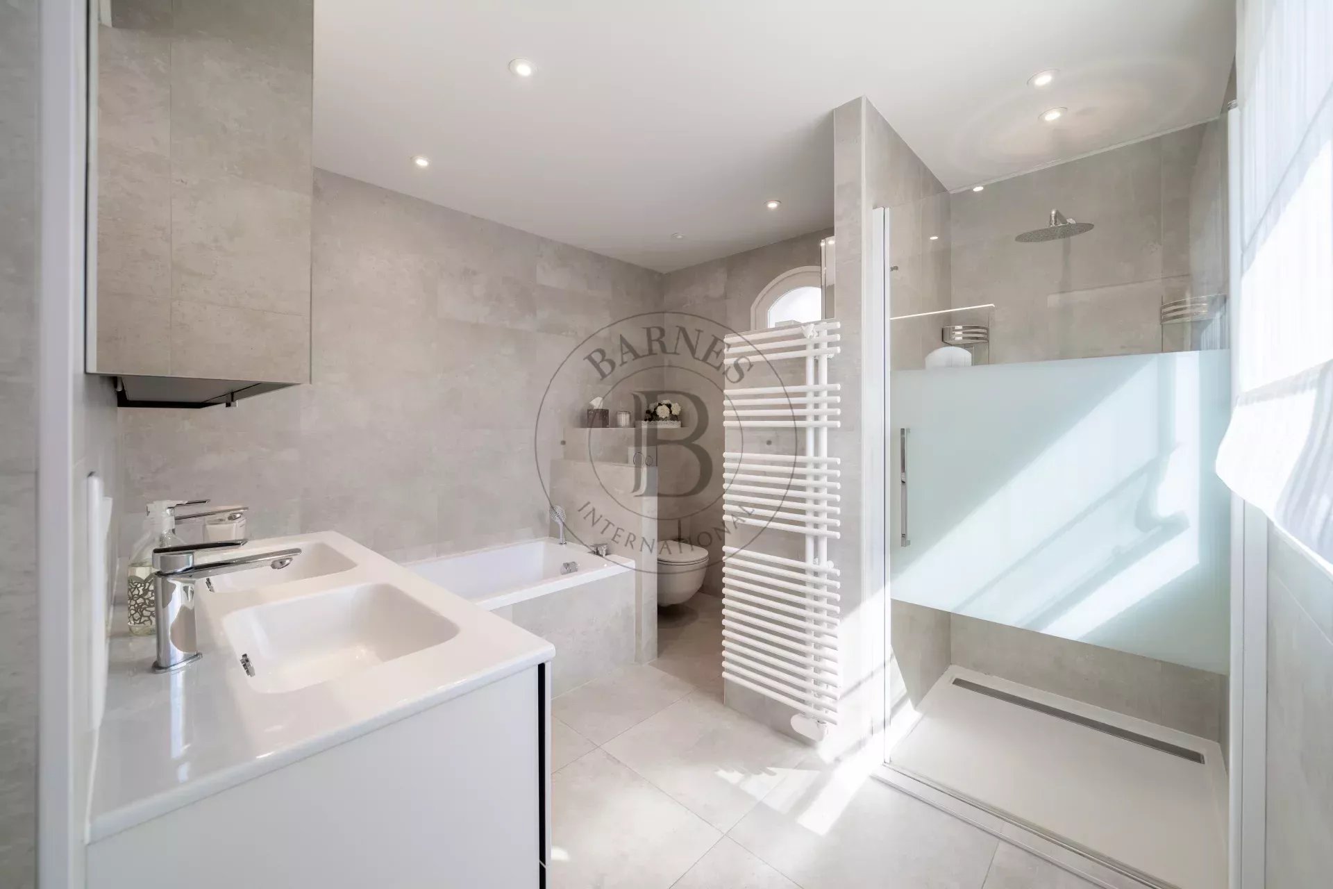 VILLA MOUGINS – VAUMARRE – À QUELQUES MINUTES DU CENTRE