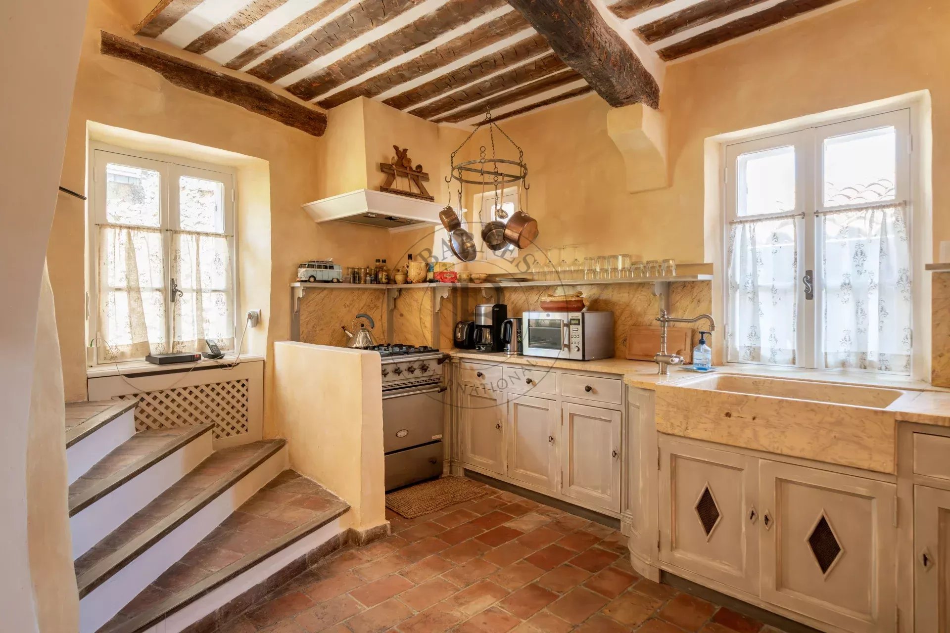 MOUGINS- MAISON DE VILLAGE