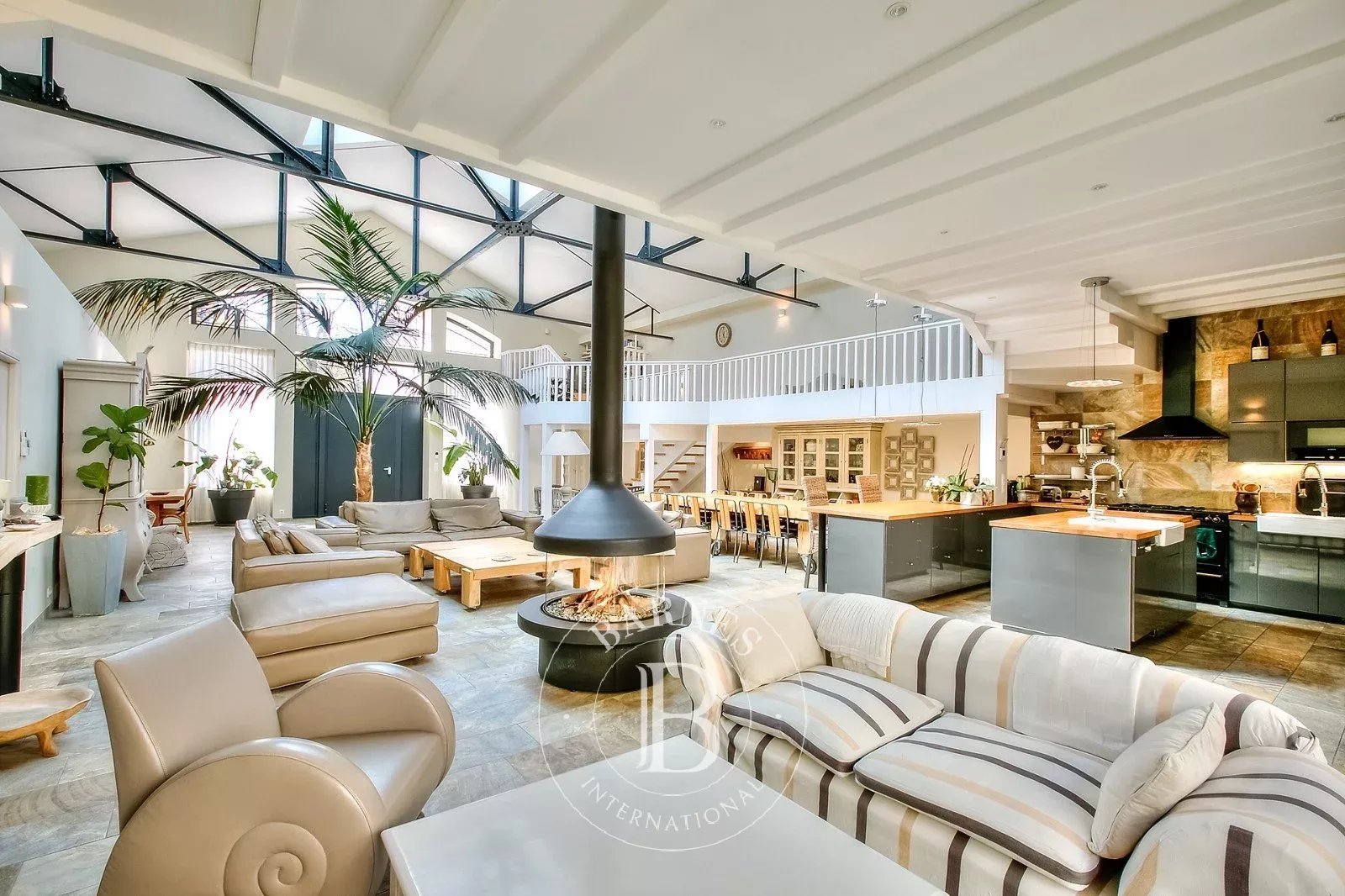 CANNES CENTRE - LOFT ATYPIQUE - HAUTEUR SOUS PLAFOND