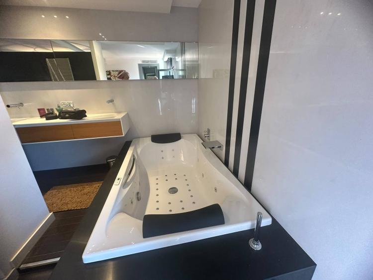 Antibes – Loft d’architecte de 210 m², trois terrasses et vue mer à 180°
