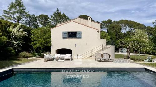 Villa familiale avec dépendance dans un domaine fermé – Tranquillité et espace