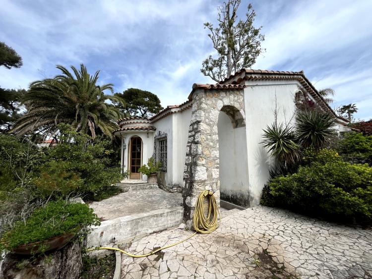 CAP D'ANTIBES - PREMIERE LIGNE - BAISSE DE PRIX - VILLA DANS DOMAINE SECURISÉ DU CAP