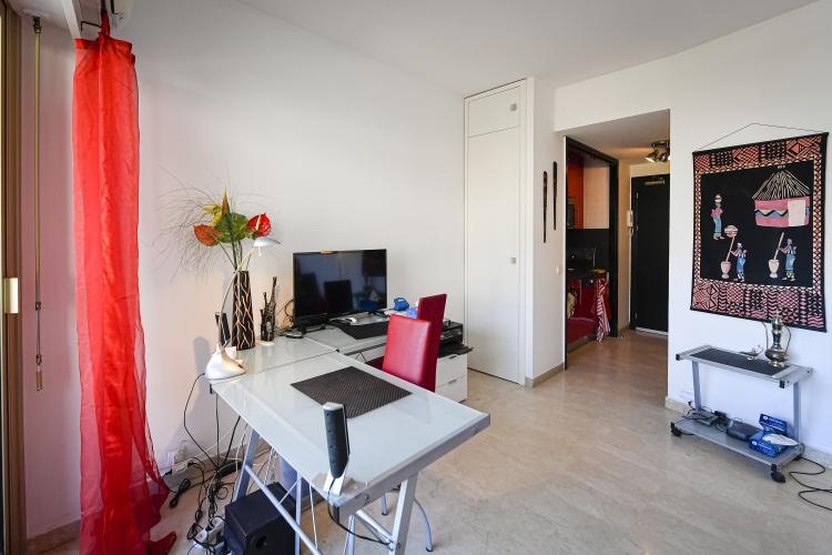Joli studio en étage élevé avec belle vue ! (SOUS OFFRE)