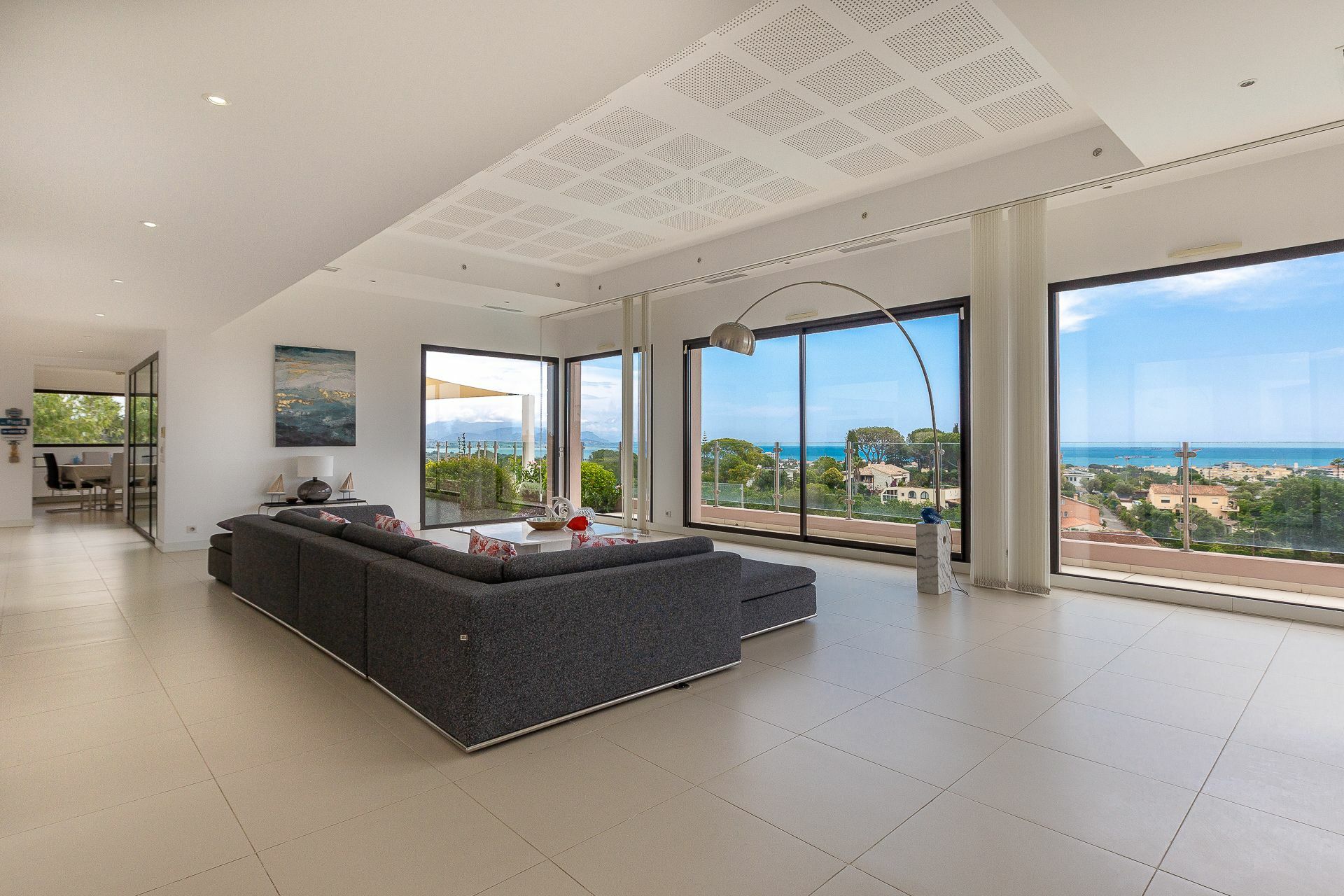 Villa moderne avec vue panoramique sur la mer dans domaine privé à Antibes